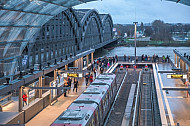 Menschen schauen am U-Bahnhof Elbbrücken von einer Aussichtsplattform auf den Hamburger Hafen