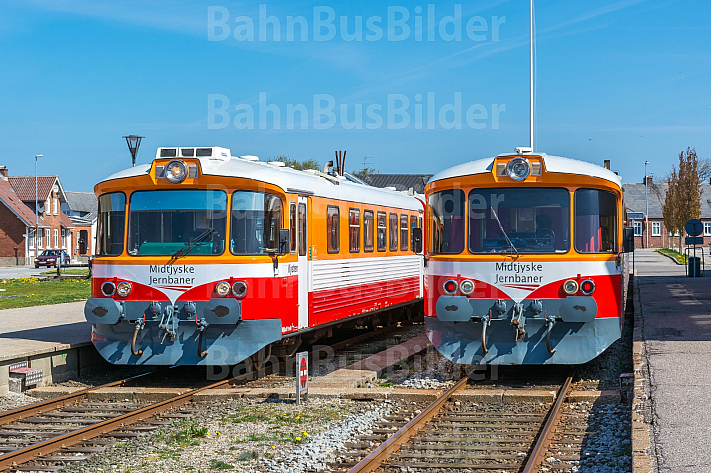 Zwei Lemvigbanen-Triebwagen im Bahnhof Lemvig