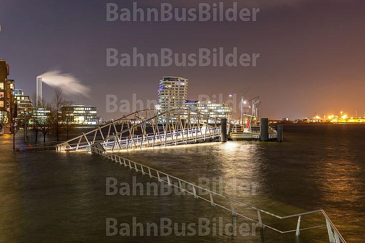 Anleger Elbphilharmonie bei Sturmflut und Hochwasser in Hamburg bei Nacht