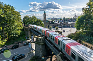 Ein U-Bahnzug vom Typ DT5 auf der Linie U3 an den Landungsbrücken in Hamburg mit Bewegungsunschärfe