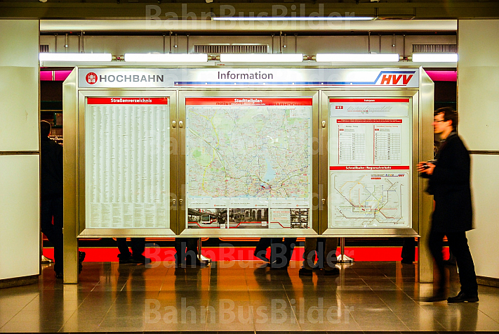HVV-Infovitrine im U-Bahnhof Jungfernstieg in Hamburg