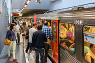 Menschen steigen in eine U-Bahn in Hamburg