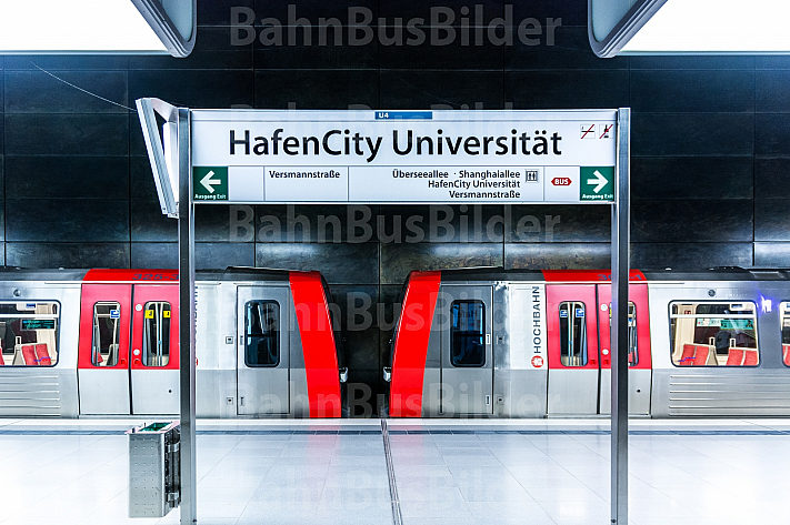 Ein U-Bahn-Zug vom Typ DT5 in der Haltestelle HafenCity Universität in Hamburg - im Vordergrund ein Stationsschild