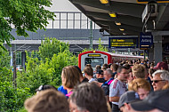 Dicht gedrängt: Fußball-Fans  warten nach einem Spiel des Hamburger SV am S-Bahnhof Stellingen auf eine einfahrende S-Bahn