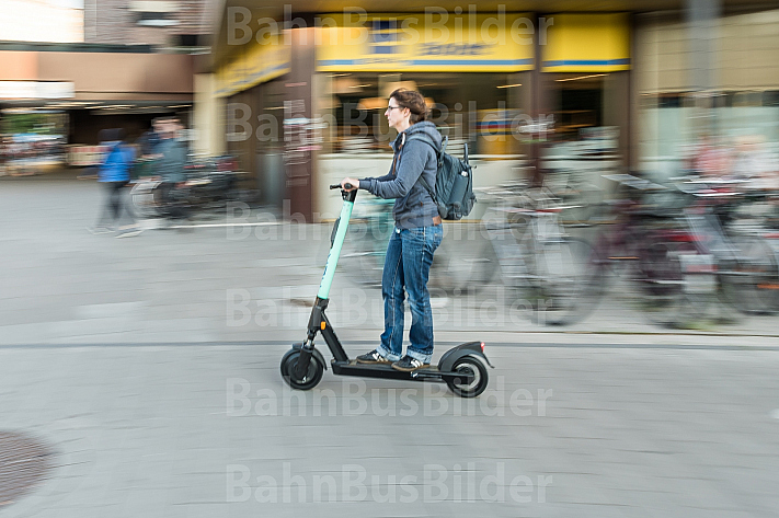 E-Scooter-Fahrerin auf einem Fahrradweg in Hamburg