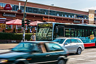 Metrobus im Autoverkehr in Hamburg
