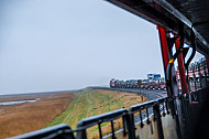 Syltshuttle-Autozug auf dem Hindenburgdamm in Schleswig-Holstein