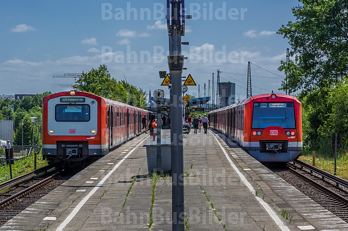 Neu neben Alt: Zwei S-Bahnen der Baureihen 472 und 474 stehen im S-Bahnhof Diebsteich in Hamburg nebeneinander