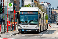 Metrobus der Linie M5 an der neu gebauten Haltestelle Universität in Hamburg