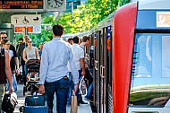 Menschen steigen in U-Bahn an der Kellinghusenstraße in Hamburg