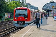 Menschen warten auf eine S-Bahn in Hamburg