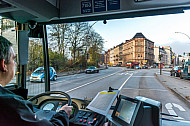 Bus auf Sonderspur mit Ampelvorrangschaltung in Hamburg
