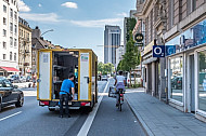 Ein Paketbote parkt neben einem Radfahrstreifen in der Grindelallee in Hamburg