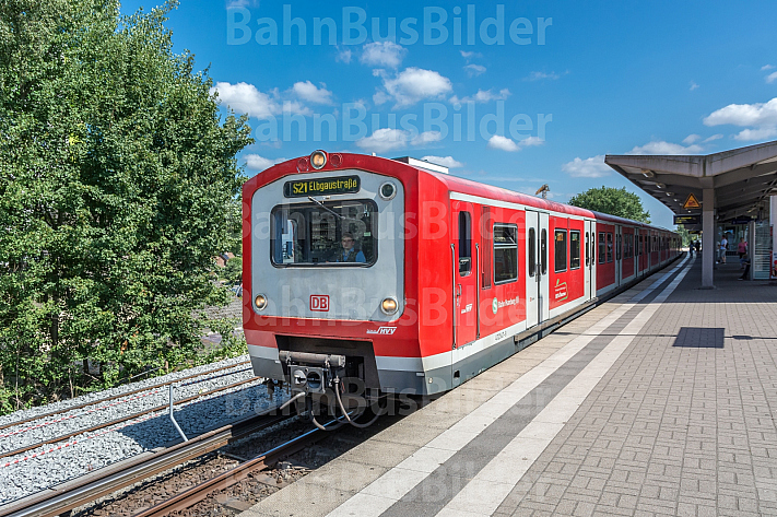 Ein S-Bahn-Zug der betagten Baureihe 472 in der Haltestelle Stellingen in Hamburg