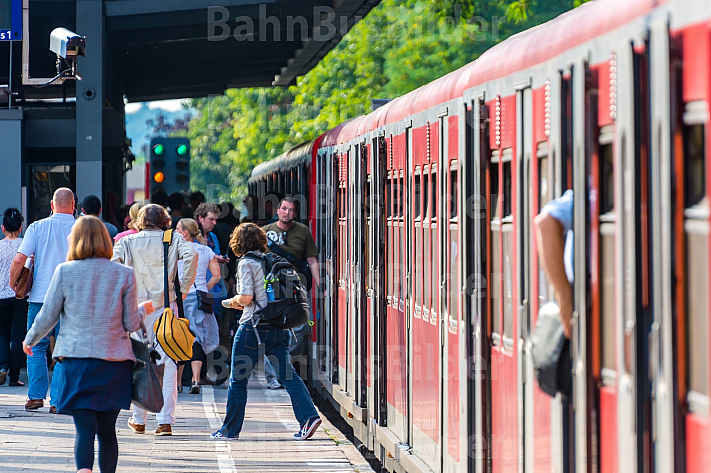 Menschen steigen aus einer S-Bahn in Hamburg