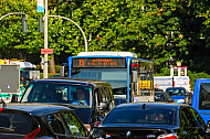 Metrobus der Linie M15 im Stau in Hamburg