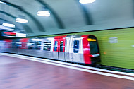 Ein U-Bahn-Zug vom Typ DT5 in der Tunnelhaltestelle Hauptbahnhof Süd in Hamburg