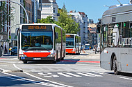 Metrobusse an den Haltestelle Staatsbibliothek in Hamburg