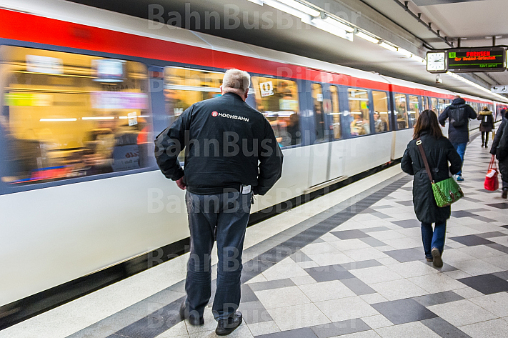 Ein Hochbahn-Mitarbeiter steht vor einem einfahrenden U-Bahnzug in der Station Wandsbek Markt in Hamburg