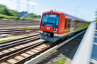 Ein S-Bahn-Zug der Baureihe 474 fährt aus dem Bahnhof Elbgaustraße heraus