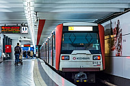 Ein U-Bahn-Zug vom Typ DT3 in der Tunnelhaltestelle St. Pauli in Hamburg