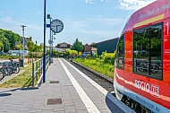 Regionalzug im neuen Bahnhof Burg auf Fehmarn in Schleswig-Holstein