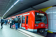 Menschen steigen im Hamburger S-Bahnhof Jungfernstieg in einen Zug