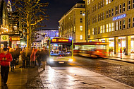 Bus am späten Winterabend am Rathausmarkt in Hamburg