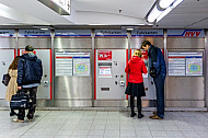 Menschen kaufen Tickets an einem Fahrkartenautomaten in Hamburg