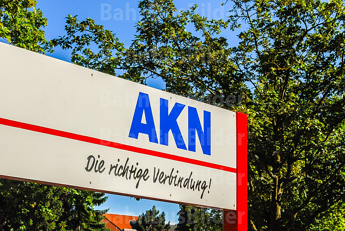 Schild mit AKN-Logo