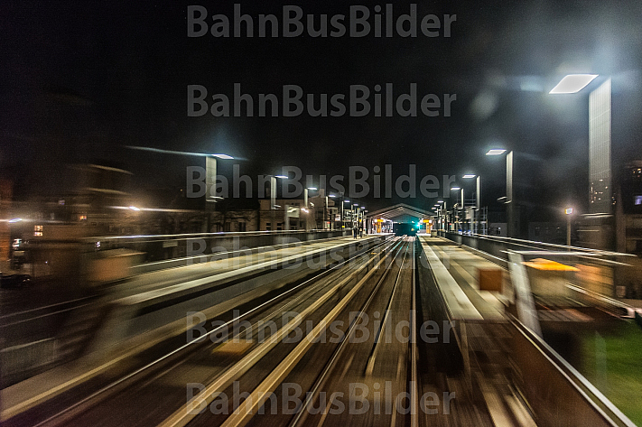 Eine U-Bahn-Haltestelle in Hamburg aus Sicht eines U-Bahn-Fahrers