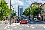Menschen steigen in einen Bus in Hamburg