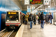 Menschen steigen in der HafenCity in eine U-Bahn