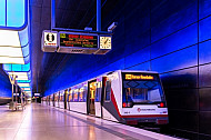 Ein U-Bahn-Zug vom Typ DT4 in der Haltestelle HafenCity Universität in Hamburg