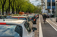 Ein Fahrradfahrer fährt auf einer eigenen Spur an einem Stau an der Esplanade in Hamburg vorbei