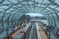 Ein Zug der U-Bahnlinie U4 steht in der Endhaltestelle Elbbrücken in Hamburg direkt am Elbufer