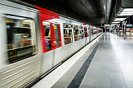 Ein U-Bahn-Zug vom Typ DT5 fährt in der Haltestelle HafenCity Universität in Hamburg ab