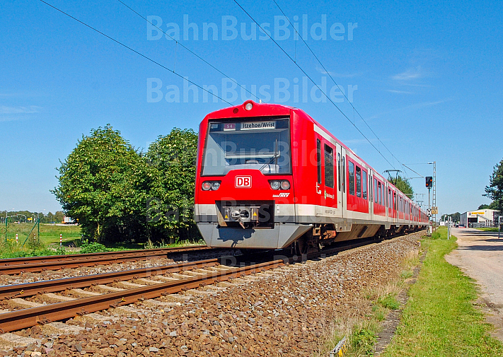Fotomontage: Zug auf der geplanten S-Bahnlinie S4 mit Ziel Itzehoe/Wrist