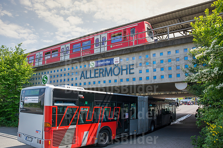 Am S-Bahnhof Allermöhe in Hamburg sind die HVV-Fahrpläne von S-Bahn und Bus gut aufeinander abgestimmt