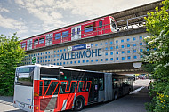 Am S-Bahnhof Allermöhe in Hamburg sind die HVV-Fahrpläne von S-Bahn und Bus gut aufeinander abgestimmt