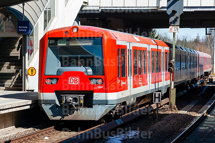 S-Bahn im Bahnhof Hasselbrook in Hamburg
