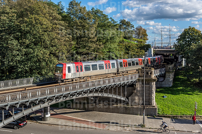 Ein historischer U-Bahnzug vom Typ TU auf der Linie U3 an den Landungsbrücken in Hamburg
