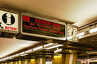 Fahrzielanzeiger im U-Bahnhof Jungfernstieg in Hamburg