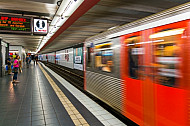 U-Bahn fährt in Bahnhof St. Pauli in Hamburg ein