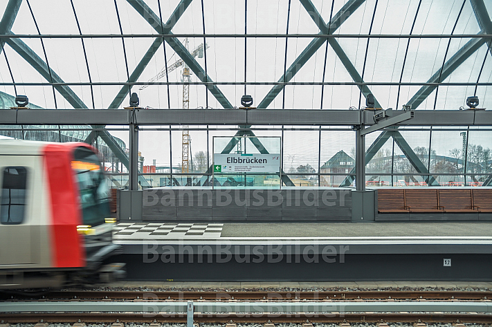 Ein Zug der U-Bahnlinie U4 fährt in die Haltestelle Elbbrücken in Hamburg