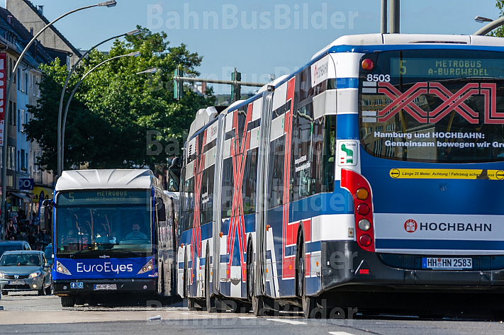 Zwei XXL-Busse an der Hoheluftbrücke in Hamburg