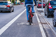Ein Fahrradfahrer fährt auf einem vom Autoverkehr abgetrennten Radfahrstreifen in Hamburg