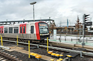 Ein Zug der U-Bahnlinie U4 fährt in die Haltestelle Elbbrücken in Hamburg