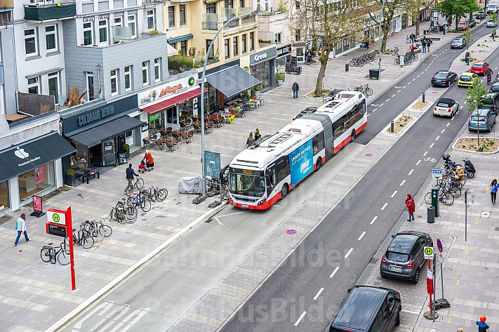 Modern geführter Bus-, Auto-, Rad- und Fußgängerverkehr in der Osterstraße in Hamburg