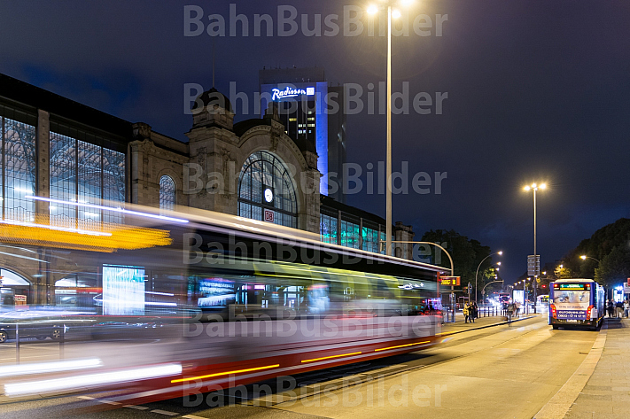 Metrobusse am Abend am Bahnhof Dammtor in Hamburg